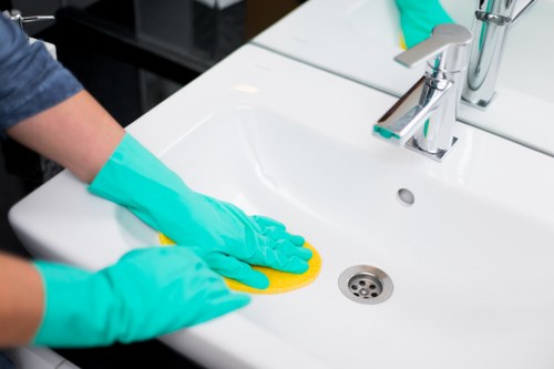 End of tenancy cleaning in a Belsizepark kitchen and bathroom